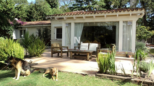 Amplia Casa En Zona Ideal Para Vivir Todo El Año- Ref: 2082