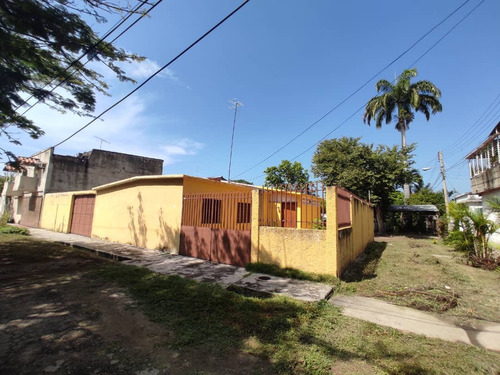 Casa En Venta/ Urbanización Las Acacias Maracay/ Pg1112