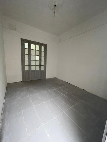 Alquiler Casa 5 Ambientes, 2 Baños Calle Nicaragua A Metros De Br. Artigas