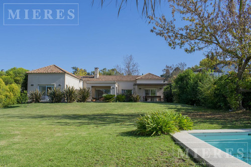 Casa En Venta Desarrollada En Una Sola Planta En Olivos Golf Club