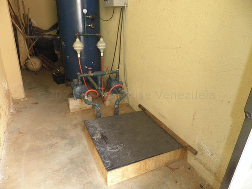Julio Latouche 23-17568 Townhouse En Venta Trigal Norte Valencia, Amplio, Cómodo, Bella Cocina.