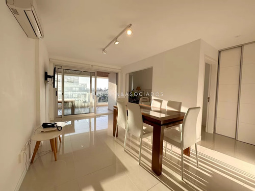 Apartamento En Venta De 2 Dormitorios Y Medio En Torre Icon, Punta Del Este.