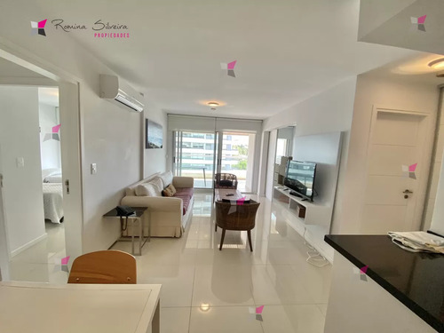 Venta De Apartamento De 2 Dormitorios Y Medio En Edificio Icon Brava