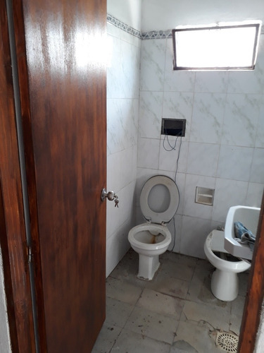 Dos Locales Comerciales, Cuchilla Alta.