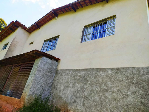 Chácara Em Arujá Com 4 Quartos, Muito Espaço 5 Min Do Centro