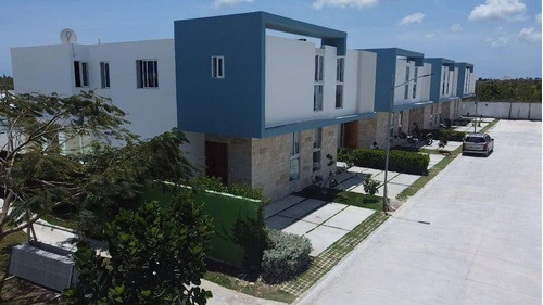 Villa Tipo Townhouse En Venta En Punta Cana, 4 Habitaciones,