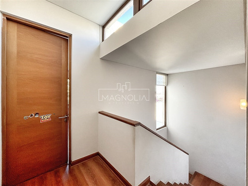 Casa En Venta De 6 Dorm. En Colina