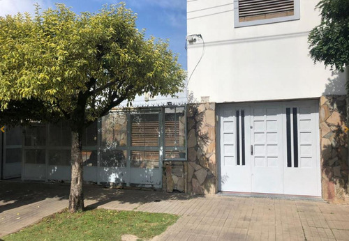 Casa En Venta - 4 Dormitorios 2 Baños 2 Cocheras - 300 Mts2 - Barrio Gambier - La Plata