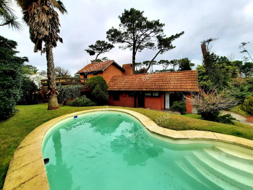 Residencia En Playa Mansa Muy Cerca Del Mar