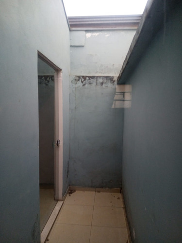 Casa De Três Quartos E Dois Banheiros Com Edícula