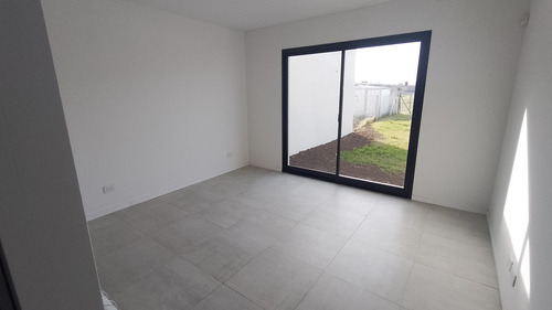 Casa En Barrio Don Mateo, 3 Dormitorios, 168 M2 Cub, Pileta, Radiadores.-