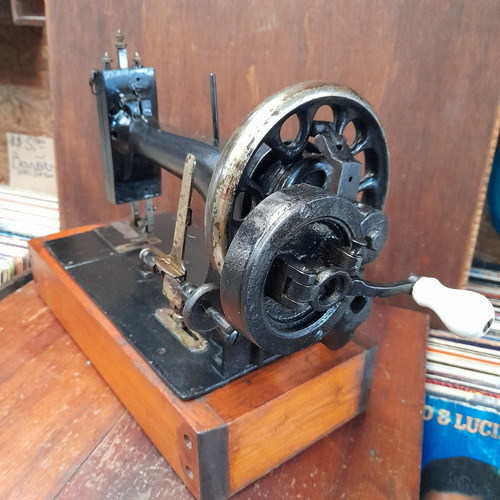 Máquina De Costura A Mão Antiga. Destravada. Decorativa