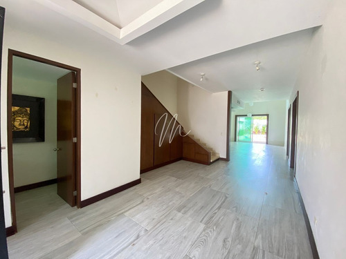 Imagen 8 de 30 de Casa En Venta En Cancun Residencial Villas Lagoon, El Table