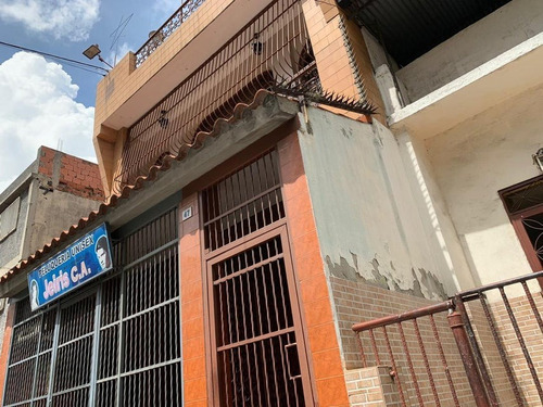 Casa En Venta En Catia 22-13852 Yf