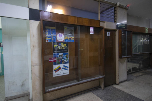 Venta De 2 Locales En Bloque En Galeria De Flores!!! - Excelente Ubicación - Flores