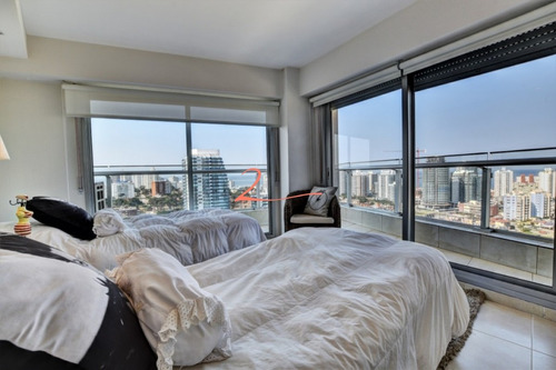 Apartamento De 3 Dormitorios En Venta Y Alquiler Temporario, Playa Mansa. Punta Del Este- Ref: 5335