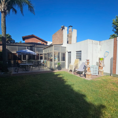 Excelente Chalet De 4 Amplios Ambientes Sobre Lote De 12,99 X 51, Con Garage Cubierto Para 3 Autos, Galeria Con Parrilla, Fondo Y Quincho. Excelente Estado. Nuevo Valor