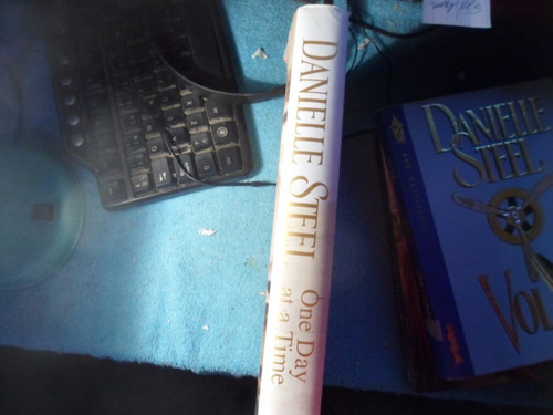 One Day At A Time - Danielle Steel Tapa Dura
