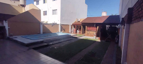 Chalet 4 Ambientes Con Cocheras Piscina Escucha Oferta