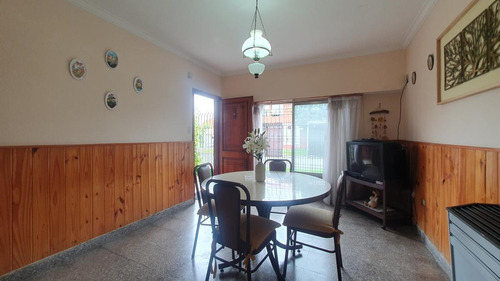 Imagen 7 de 23 de Venta - Casa Cuatro Ambientes Con Garaje Y Departamento - Irala 6071