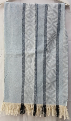 Imagen 3 de 5 de Poncho Artesanal Rombos Azul Claro