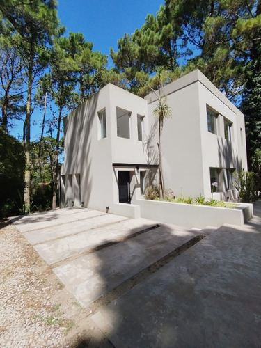 Alquiler Casa En Pinamar Con Balcones Al Golf. Disponibilidad Todo El Año / 10 Personas.