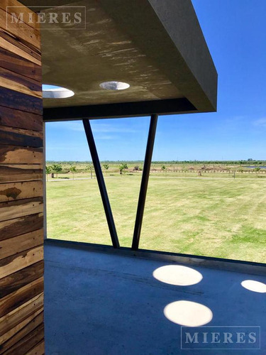Casa En Venta Con Renta Sobre Lote Interno En Barrio Ceibos Puertos