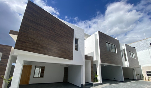 Venta Casa Con Marquesina Doble De Tres Niveles