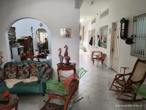 Casa Rentable Con 2 Apartamentos Y Un Local
