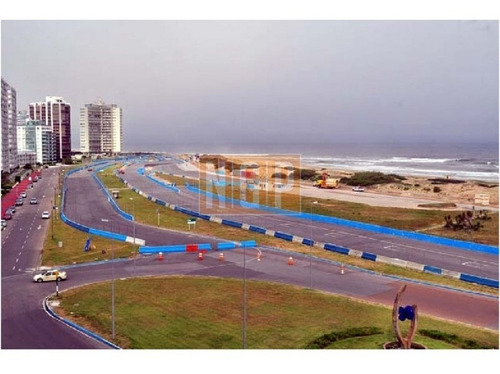 Departamento En Punta Del Este, Torre Cuenta Con Todos Los Servicios.-ref:6084
