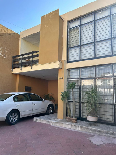 Venta De Casa En Chapultepec Country. Inversión, Zona Fianciera De Gdl.