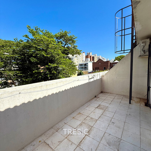 Venta De Casa 4 Dormitorios, 2 Baños Y Garaje Todo A Nuevo En Pocitos