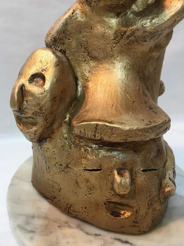 Escultura De Cerámica Con Base De Marmol (Usado)
