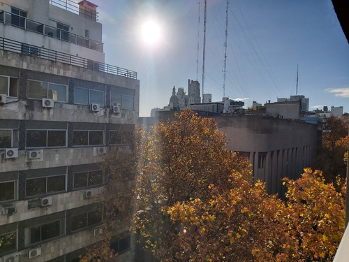 Imagen 3 de 18 de Muy Acogedor Apartamento Al Frente En Piso Alto. Con Balcón En Doble Orientación Este Y Sur Oeste