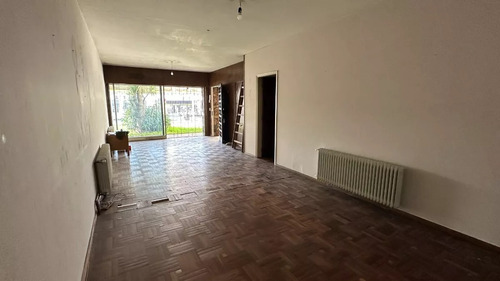 600 M2 De Terreno, Casa Con 4 Dormitorios, 3 Baños, Barbacoa, Piscina Y Cochera Frente A Mvd Shopping!!