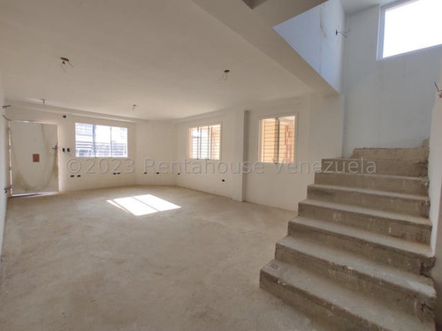 Townhouse En Obra Gris En Urb Andres Bello Maracay, Financiamiento Disponible. 23-18761 More