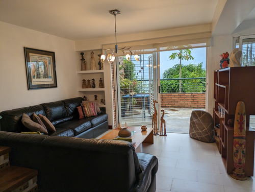 Townhouse Casa En Venta En Loma Linda. Posee Terraza Con Vista