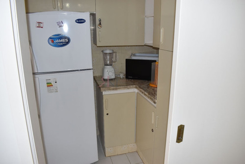 Cerca De La Zona Del Puerto Con Amplio Living Comedor- Ref: 5707