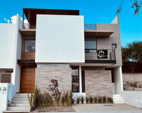 Estrena Casa En Lomas De Juriquilla, 4 Recamaras, Una En Pb, 4 Baños, Jardín