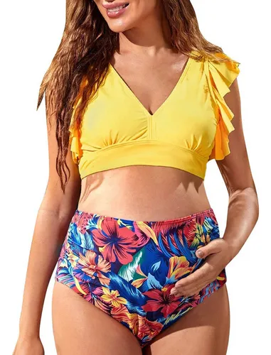 Embarazada en traje de baño sale