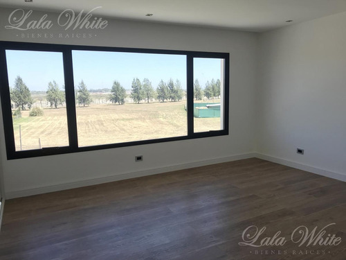Imagen 20 de 30 de Venta - Casa A Estrenar Con Vista A La Laguna En Terralagos