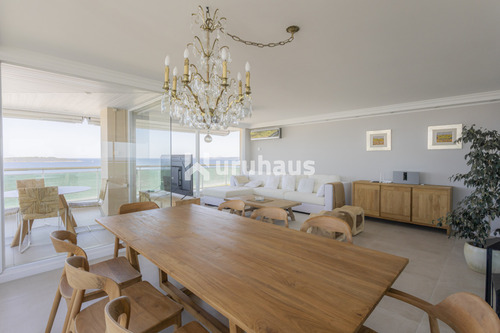 Venta Apartamento Tres Dormitorios Playa Mansa Primera Linea Edificio Coral Tower