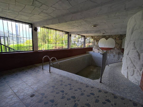 Vendo Espectacular Casa De 1.554 M2 De Terreno, 825 M2 De Construcción: 6h, 7b, 20 Pe, Ref. 800.000 - San Rafael De Tabay, Merida