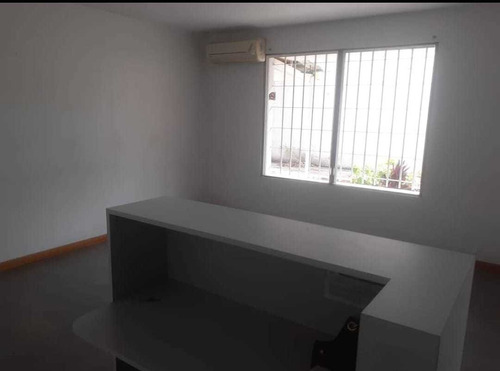 Imagen 5 de 8 de Alquilo Casa Comercial 290m2 Chuao 9750
