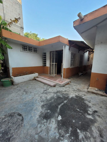 Casa Amplia Con Techos Altos A 2 Cuadras De La Iglesia De San Cristobal