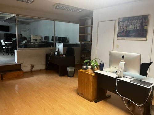 Edificio De Oficinas De Tres Niveles, Con Excelente Ubicación