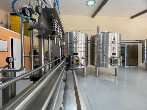Bodega En Venta - 9 Dormitorios 4 Baños - Cocheras - 85.039mts2 - San Rafael, Mendoza