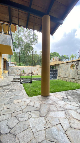 Casa En Venta En Valencia, Urbanización La Viña, Calle Cerrada. Lm.p