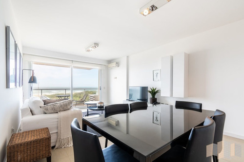Imagen 13 de 28 de Apartamento De Tres Dormitorios En Suite En Alquiler Con Vista El Mar En Primera Línea Playa Brava