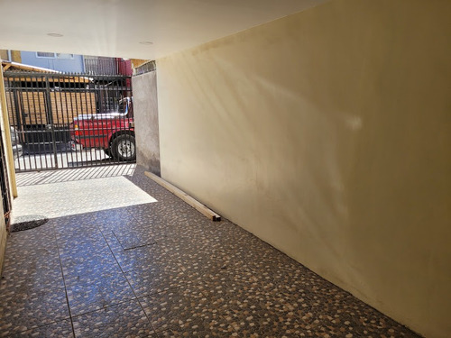 Casa Con Amplios Espacios, En Pasaje Cerrado